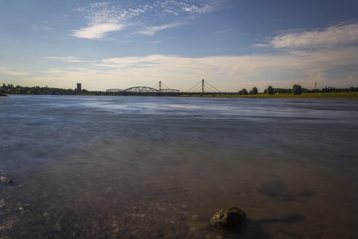 Hintergrundbild Blick zur Eisenbahnbrücke bei Duisburg