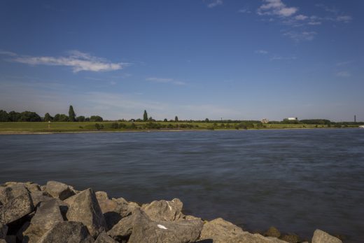 Hintergrundbild Blick zur anderen Rheinseite