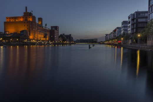 Hintergrundbild Duisburger Innenhafen am Abend
