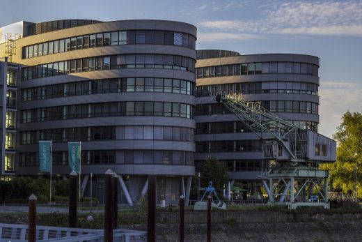Hintergrundbild Five Boats mit Ladekran