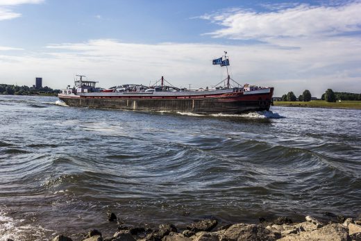 Hintergrundbild Frachtschiff auf dem Weg nach Duisburg