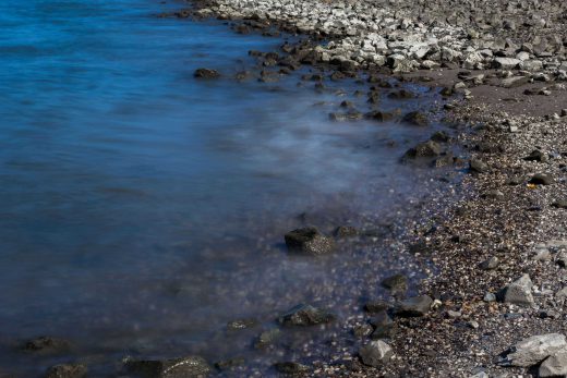 Hintergrundbild Kieselstrand am Rhein bei Duisburg