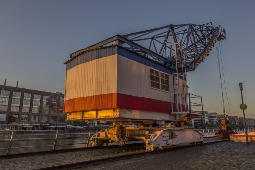 Hintergrundbild Kran vor dem Hafenforum