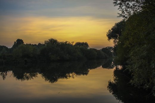 Hintergrundbild Abends am Fluss