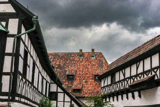 Hintergrundbild Im Burghof der Wartburg