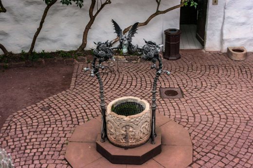 Hintergrundbild Der Wartburgbrunnen im Burghof