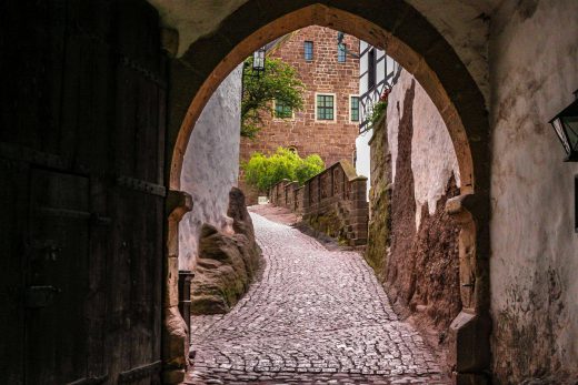 Hintergrundbild Torhaus und Weg in den Innenhof