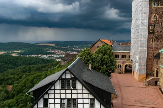 Hintergrundbild Wolken über der Wartburg