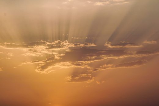 Hintergrundbild Schattenspiele am Abendhimmel