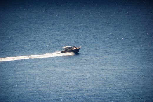 Hintergrundbild Motorboot auf Tour