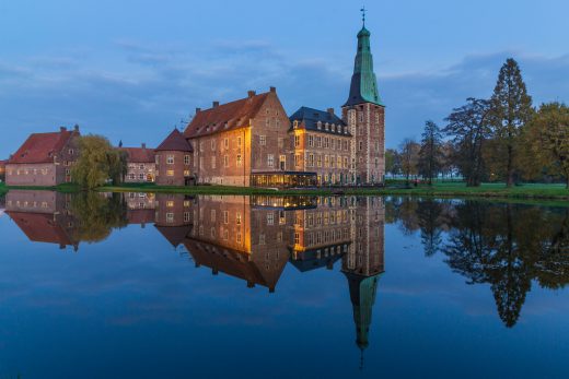 Hintergrundbild Schloss Raesfeld gespiegelt