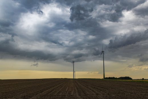 Hintergrundbild Windräder vor einem Gewitter