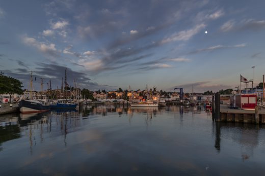 Hintergrundbild - Abends im Hafen von Laboe