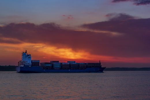 Hintergrundbild - Containerschiff vor Sonnenuntergang