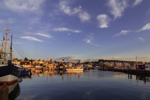 Hintergrundbild - Dämmerung im Hafen