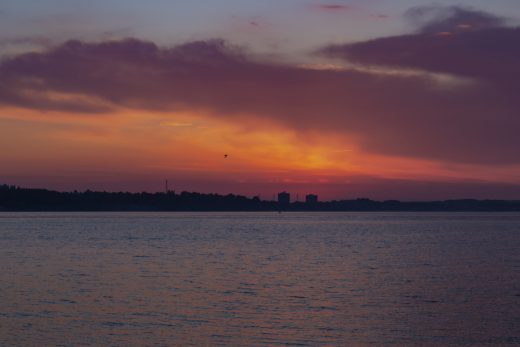 Hintergrundbild - Dämmerung über der Kieler Förde