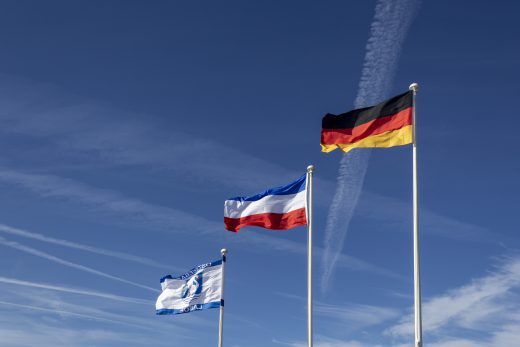 Hintergrundbild Flaggen im Wind