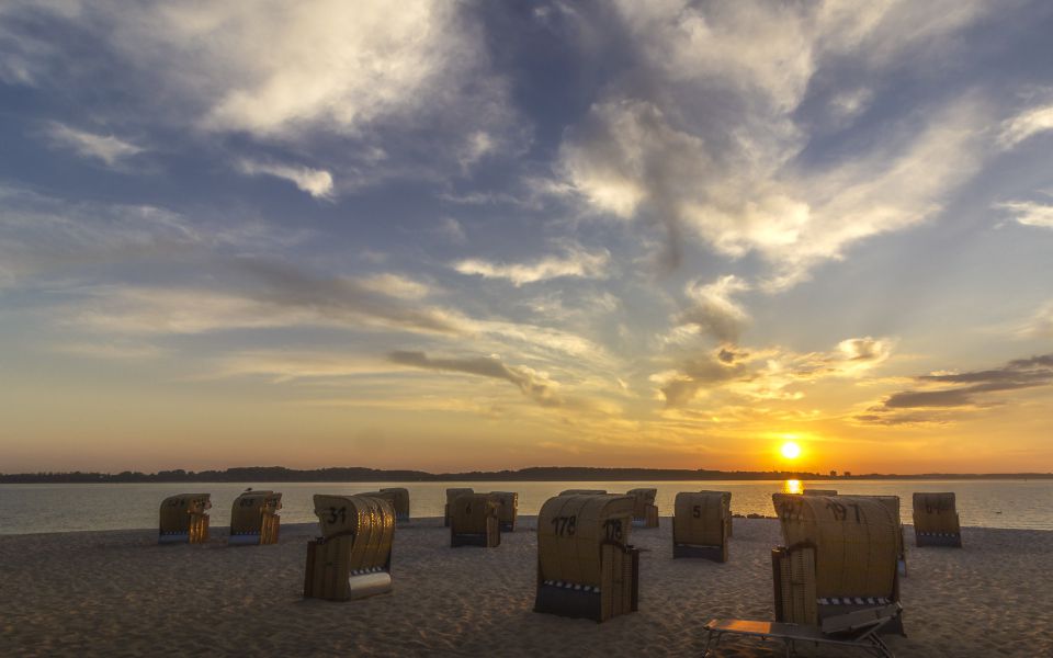 Hintergrundbild - Goldene Abendstimmung in Laboe