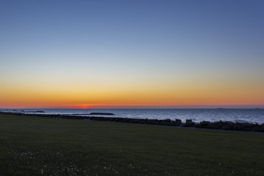 Hintergrundbild Ostseedeich nach dem Sonnenuntergang