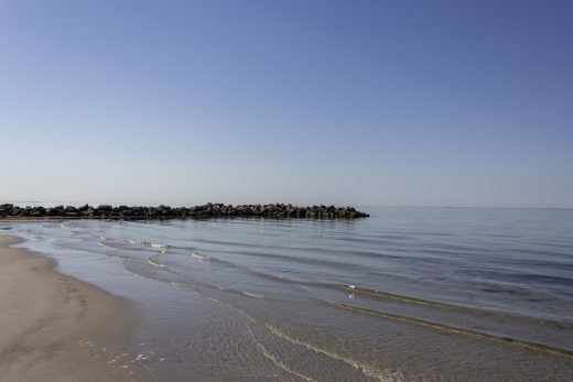 Hintergrundbild Ostseestrand mit Buhne
