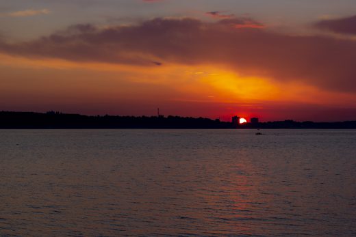 Hintergrundbild - Roter Himmel über der Förde