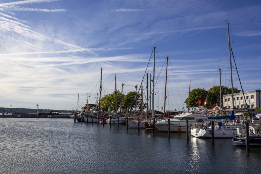 Hintergrundbild Schiffe im Hafen von Laboe