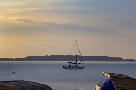 Hintergrundbild - Segelboot vor Laboe