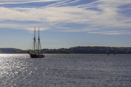 Hintergrundbild Segelschiff bei der Hafeneinfahrt