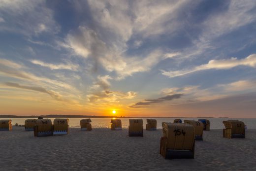 Hintergrundbild - Sonnenuntergang vor Strandkörben