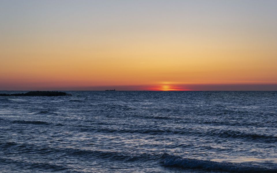 Hintergrundbild Sonnenuntergang über der Ostsee