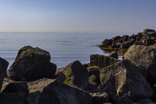 Hintergrundbild Steinsteg an der Ostsee