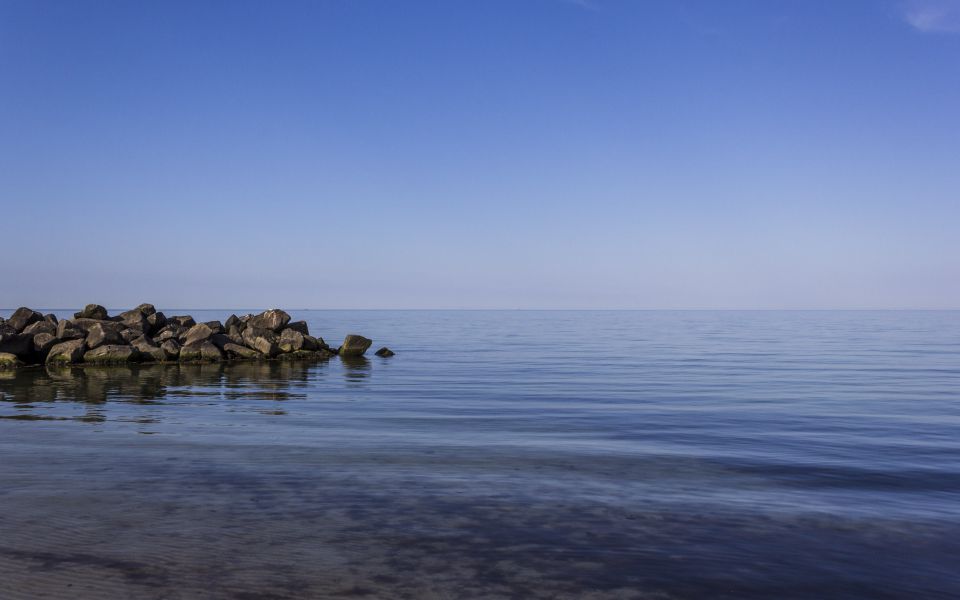 Hintergrundbild Stille Wasser an der Ostsee