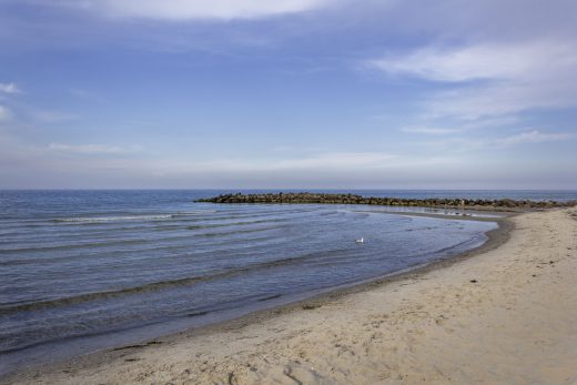 Hintergrundbild - Strand mit Buhne