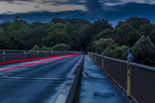 Hintergrundbild - Vorbeifahrt in Langzeitbelichtung