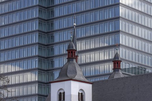 Hintergrundbild - Alt Sankt Heribert vor dem Lanxess Tower