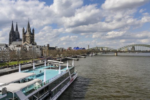 Hintergrundbild - Altstadt am Rhein