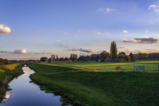 Hintergrundbild - Bach und Wiesen