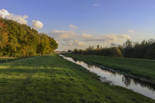 Hintergrundbild - Bachlauf im Herbst