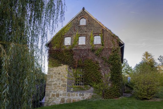 Hintergrundbild - Blick hoch zur Tüshaus Mühle