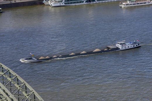 Hintergrundbild - Frachtschiff mit Sand
