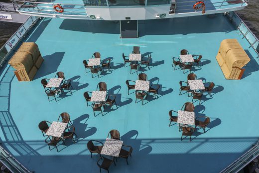 Hintergrundbild - Gästedeck Ausflugsschiff