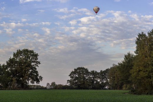 Hintergrundbild - Heißluftballon über Landschaft