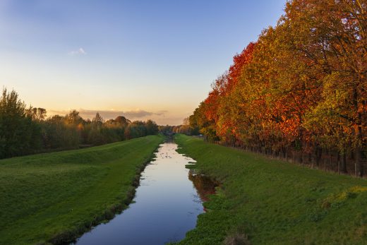 Hintergrundbild - Herbstfarben am Bach