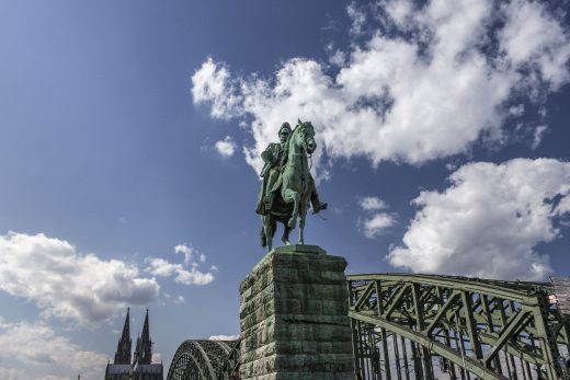 Hintergrundbild - Hohenzollernbrücke mit Reiter