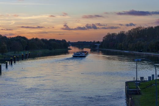 Hintergrundbild - In den Sonnenuntergang