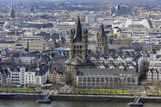 Hintergrundbild - Kölner Altstadt mit Groß Sankt Martin
