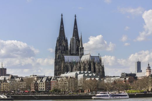Hintergrundbild - Kölner Dom vom Rhein