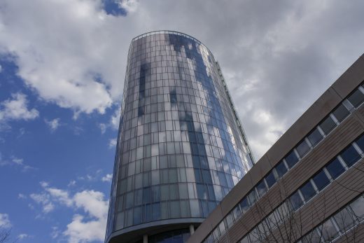 Hintergrundbild - Spiegelungen am Kölntriangle