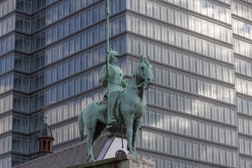 Hintergrundbild - Reiterdenkmal vor dem Lanxess Tower