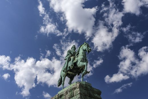 Hintergrundbild - Reiterstatue Kaiser Wilhelm I